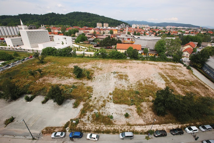 Zemljišča ob Parmovi, na katerih bi stanovanjski sklad lahko gradil stanovanja. Če bi obstajala politična volja.