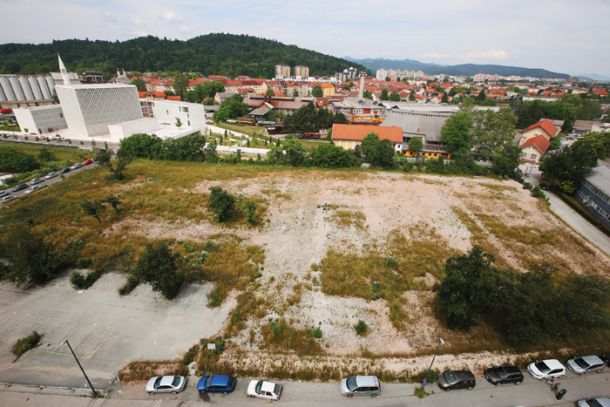 Zemljišča ob Parmovi, na katerih bi stanovanjski sklad lahko gradil stanovanja. Če bi obstajala politična volja. 