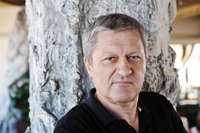 Dragan Velikić je letošnji nagrajenec festivala Vilenica, v slovenščini pa je pravkar izšla njegova zbirka esejev O pisateljih in mestih.