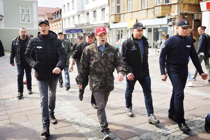 Andrej Šiško, nekdanji vodja Viol in desničarske skupine Hervardi, ima dolgo zgodovino nacionalističnih provokacij. Zadnja v nizu je Štajerska varda, ki seveda nima nobene prave vojaške moči, zato pa je toliko nevarnejša s simbolnega vidika, saj pomeni nadaljevanje preganjavice, za katero Maribor trpi že stoletje. 
