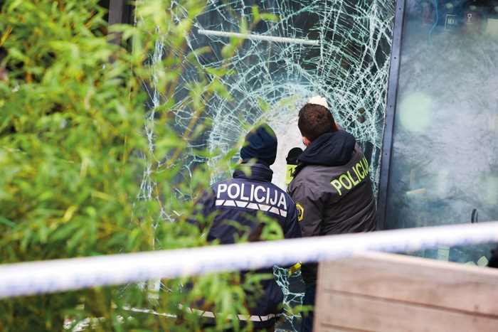 Z napadom na lokale in hišo župana Saša Arsenoviča so mariborski nasilneži poslali jasno politično sporočilo in skušali ustrahovati župana. Policija je kmalu našla napadalca, prek njiju pa prišla do obeh naročnikov; gre za znana prestopnika s povezavami z lokalnim podzemljem.