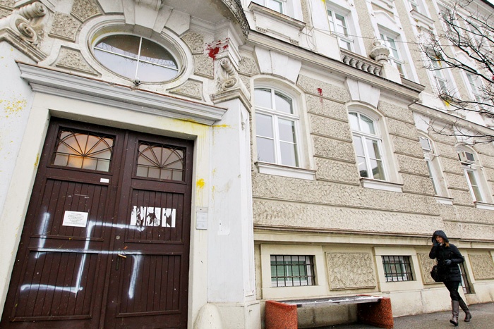 Ulice in pročelja stavb so polni dokazov o obstoju skrajnih struktur, svastike, keltske križe in prečrtane Davidove zvezde je videti marsikje. Kakor da njihovi avtorji ne razumejo paradoksa podpiranja velikonemških simbolov v mestu, ki se je vzpostavilo prav na uporu proti Nemcem. 