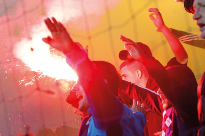 Nogomet je najopaznejša prvina mariborske identitete. Navijači Viole so številni, gre za silo, ki vpliva na mestno življenje, tudi na izvajanje občinske politike. Viole so znane po nestrpnosti, na tekmah se neredko zatečejo k nasilju, pretirano pa bi bilo trditi, da so problematični vsi navijači.  