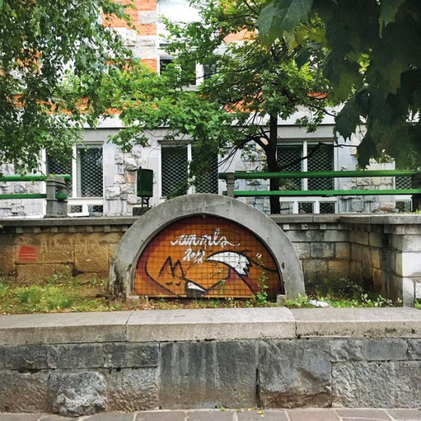 »Lisička«, delo grafitarskega kolektiva Animals Crew, ustvarjeno pred Narodno in univerzitetno knjižnico v Ljubljani