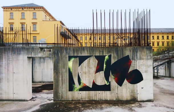 Delo pouličnega umetnika, ki ustvarja pod psevdonimom Lo_milo. Ta na zidovih ljubljanskih ulic (in onkraj njih) navdušuje z minimalističnimi, estetiziranimi, a izjemno poetičnimi in konceptualno zgovornimi deli. 