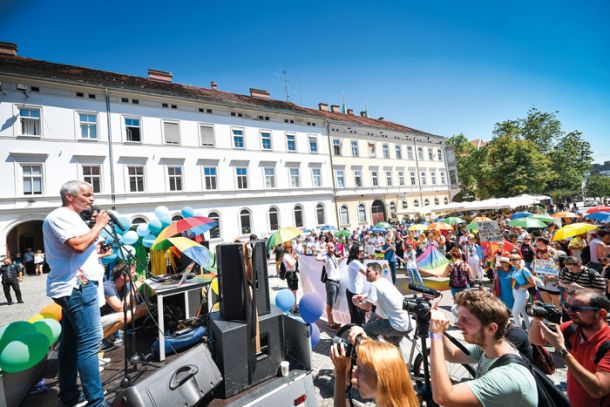 Podjetnik Saša Arsenovič na položaju župana pooseblja poskus iskanja nove razvojne smeri; to je dokazal tudi z govorom na Paradi ponosa, nedavno pa je policijo pozval, naj mesto očisti mafijskih združb. Tega koraka njegova predhodnika Franc Kangler in Andrej Fištravec nista zmogla.