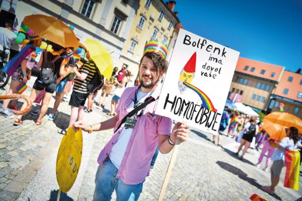 S Parado ponosa je v Mariboru zavel svež veter, mestna LGBT-skupnost pa je dokončno stopila v javno življenje. Konec homofobije je z nekega transparenta napovedal tudi škrat Bolfenk, priljubljeni lik iz radijske oddaje Reporter Milan. 
