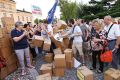 Simbolno porušenje zidu iz kartonskih škatel na protestnem shodu na mejni črti med slovensko in italijansko Gorico, 5. julij 2019