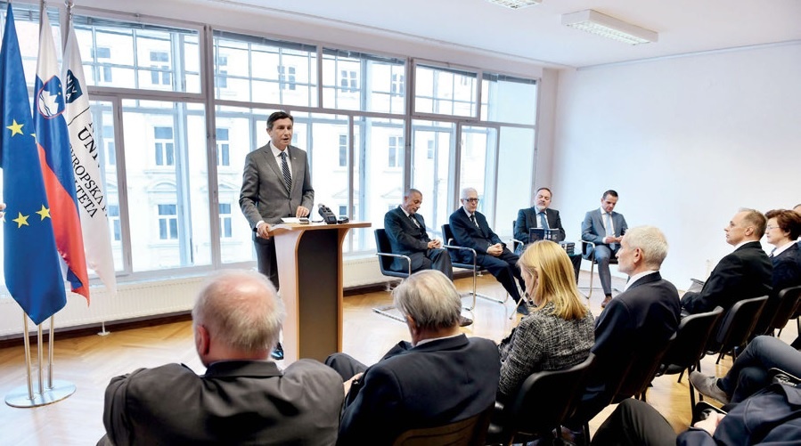Na aprilski predstavitvi Komentarja slovenske ustave je bil tudi Borut Pahor. Četudi gre v mnogočem za interpretacijo, ki nakazuje omejevanje pravic žensk in istospolnih partnerjev, je izid knjige predsednik označil kot »pomemben dosežek za vladavino prava in pravno znanost«, za »državotvorno razvijanje naše ustavnosti«. Dopuščamo možnost, da se predsednik dela, o katerem je govoril z izbranimi besedami, ni prebral.