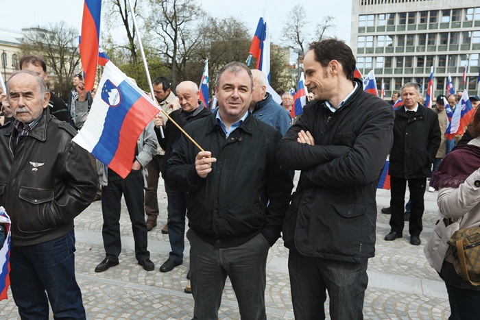 Danijel Krivec (na fotografiji z Anžetom Logarjem), predsednik največje poslanske skupine SDS, dobi zdaj 4817 evrov bruto, bo njegova osnovna plača kmalu 5973 evrov?