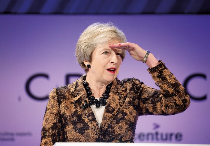 Odhajajoča premierka Velike Britanije Theresa May zasluži bistveno manj kot nekateri drugi britanski državni uradniki