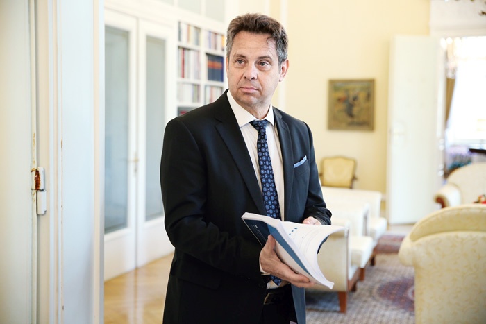 Tomaž Vesel, predsednik računskega sodišča, dobi zdaj 5211 evrov bruto, bo njegova osnovna plača kmalu 7086 evrov?