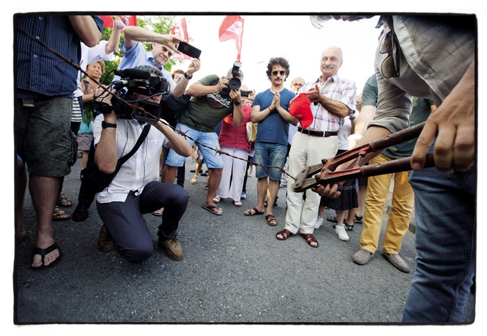 Simbolno rezanje bodeče žice pri Škofijah, na italijanskoslovenski meji
