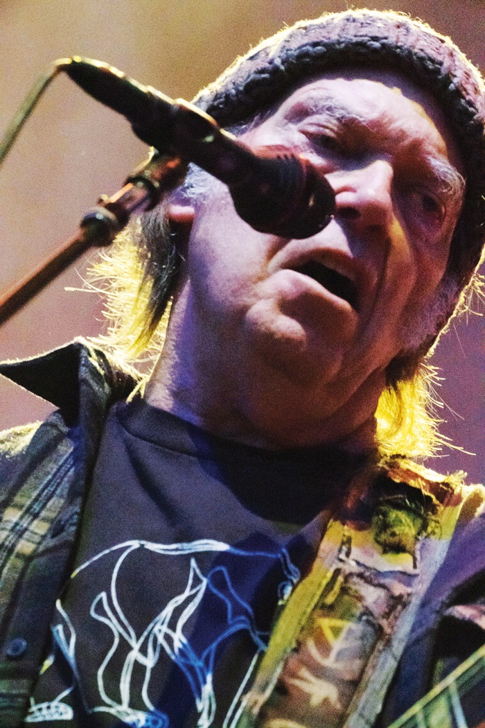 Neil Young – transcendentalni tenor, ljubljenec punkerjev in grungerjev, odkritje vsake nove generacije, kariero je začel sredi šestdesetih let prejšnjega stoletja in še vedno je tu. Youngov glas se – v nasprotju z Dylanovim – ni prav nič spremenil. Še vedno je unikaten, mehak, precizen, previsok, bistven, zgodovinski.