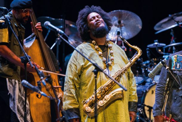 Kamasi Washington navdušuje z nasprotji, ki so vpeta v aranžmaje dinamik in prepletanj, dodaten kontrast pa gradi med performativnim angažmajem in zenovsko odrsko držo.