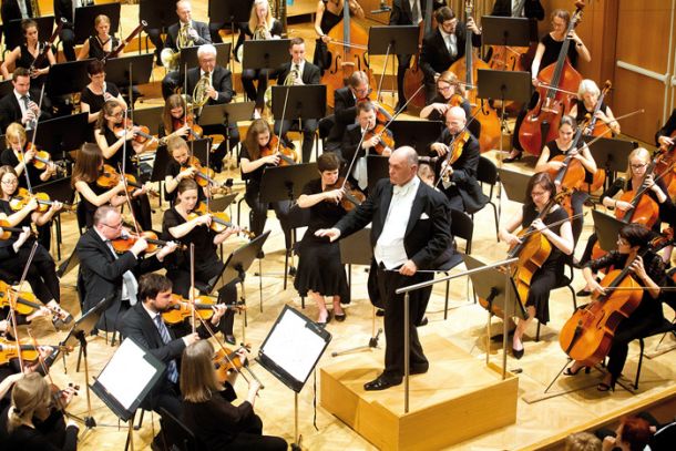 Dirigent Wolfgang Sobotka (predsednik avstrijskega parlamenta) in Komorni orkester iz Waidhofna ob Ybbsu, SF, LJ 