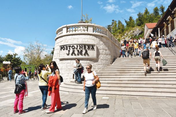 Postojnska jama ponuja vse: od vlakca do družinskih zabav