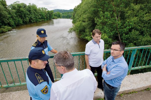 Most na mejnem prehodu Žuniči. Premier Šarec si je v družbi notranjega ministra in direktorice policije ogledal varovanje južne meje. 