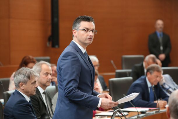 Premier Marjan Šarec dobi zdaj 5653 evrov bruto, bo njegova osnovna plača kmalu 7914 evrov?