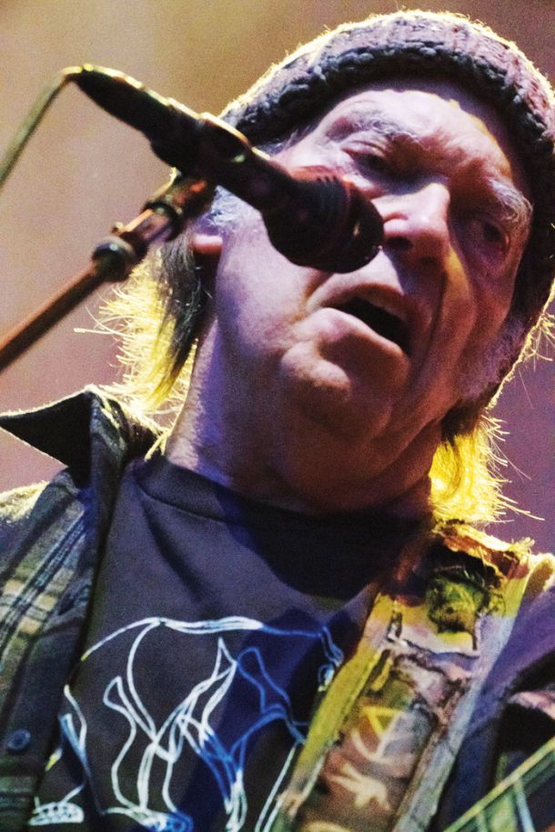 Neil Young – transcendentalni tenor, ljubljenec punkerjev in grungerjev, odkritje vsake nove generacije, kariero je začel sredi šestdesetih let prejšnjega stoletja in še vedno je tu. Youngov glas se – v nasprotju z Dylanovim – ni prav nič spremenil. Še vedno je unikaten, mehak, precizen, previsok, bistven, zgodovinski. 