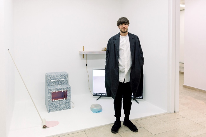 Dan Adlešič in instalacija Pohištveni ljubljenčki (2018).