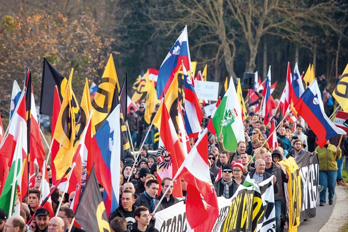 Pohod avstrijskih identitarcev v Spielfeldu, ki so se ga udeležili tudi Slovenci 