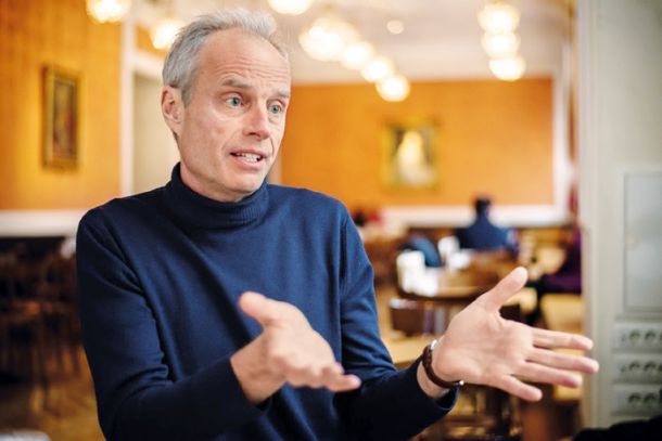 Miran Možina je v Slovenijo pripeljal podružnico avstrijske Univerze Sigmunda Freuda. Po izobrazbi je zdravnik, pshiater, vendar pravi, da mu je medicinska fakulteta bolj škodila kot koristila. Takšna stališča med kliničnimi psihologi in psihiatri niso dobro sprejeta. 