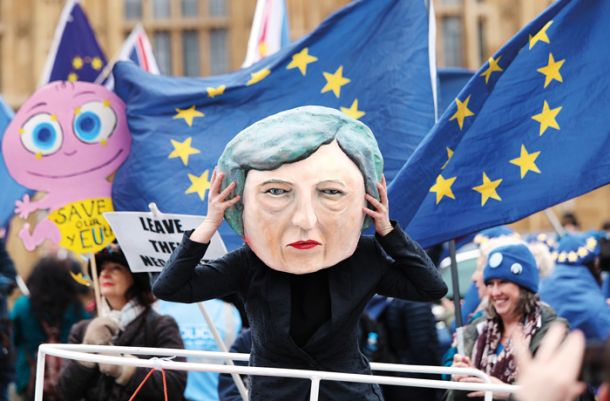 Lutka Therese May pred stavbo britanskega parlamenta, kjer je ravno takrat potekalo glasovanje o brexitu