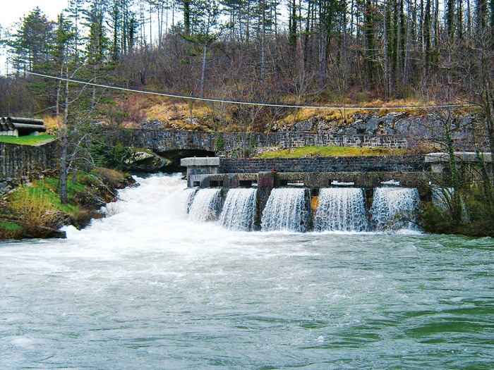 Izvir Rižane v času, ko je vode dovolj. 