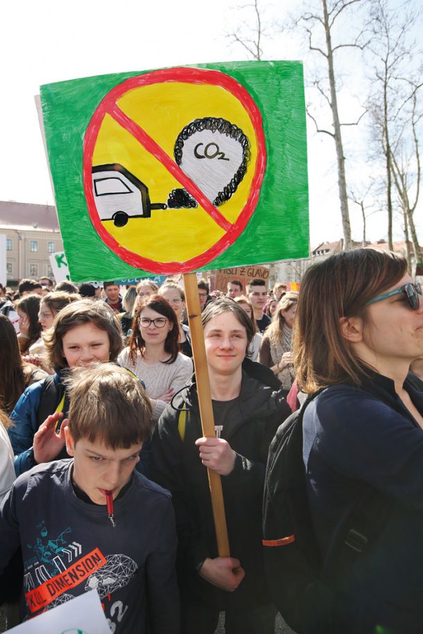 Podražitev goriv bi morala spremljati prepričljiva pojasnila o vzrokih za tak drastičen ukrep. Da pri tem ne gre za polnjenje državne malhe, ampak za obstoj in blaginjo zdajšnjih in prihodnjih rodov. 