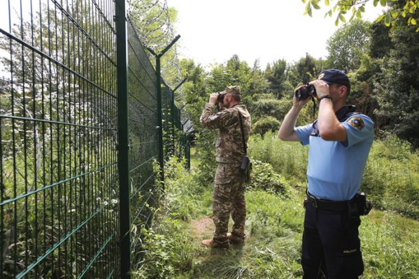 Slovenija je na slovensko-hrvaški meji postavila zid in tja poslala vojsko, zdaj bo enako na slovensko-italijanski meji storila tudi Italija 