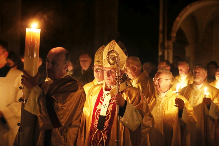 Do pomoči iz državnega proračuna so po »Šturmovem zakonu« iz leta 2007 upravičeni vsi uslužbenci RKC, ki ne opravljajo drugega poklica – torej tudi najvišji cerkveni dostojanstveniki na čelu z metropolitom Stanislavom Zoretom.