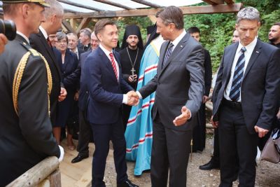 Zadržani stisk roke predsednika države