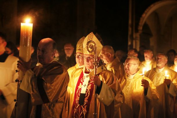 Do pomoči iz državnega proračuna so po »Šturmovem zakonu« iz leta 2007 upravičeni vsi uslužbenci RKC, ki ne opravljajo drugega poklica – torej tudi najvišji cerkveni dostojanstveniki na čelu z metropolitom Stanislavom Zoretom. 