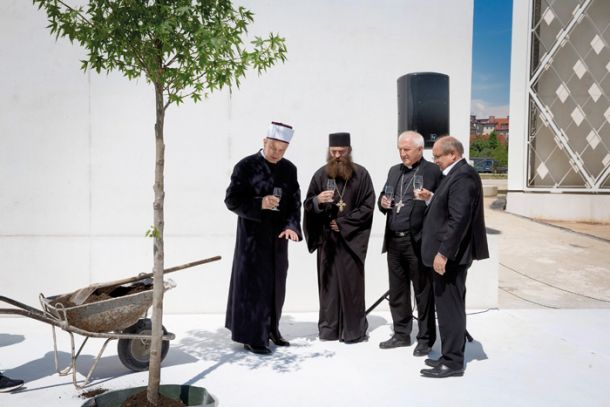 Katoliška cerkev ne nadzira premoženja svojih duhovnikov, niti je ne zanima njegov izvor. Drugače je pri islamski in evangeličanski skupnosti; ti imata z duhovniki sklenjene pogodbe o zaposlitvi in točno vesta, koliko prejme vsak.