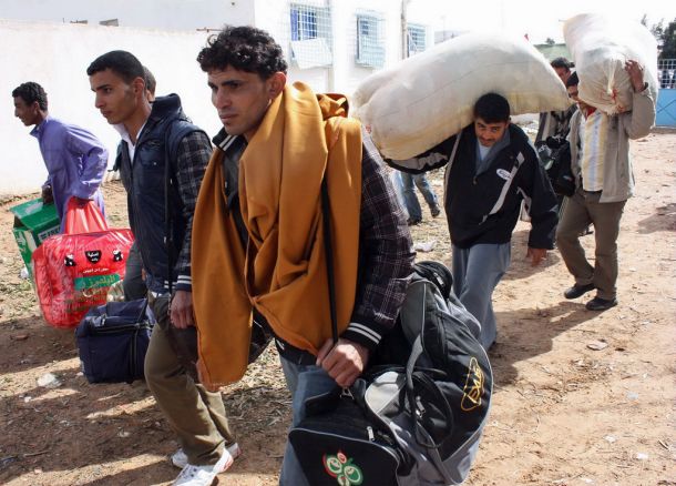 Begunci iz Libije bežijo pred smrtjo ... 