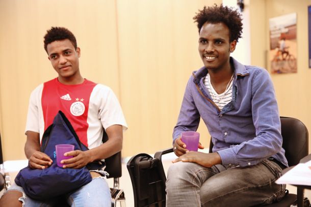 Samuel in Luiji sta iz Eritreje pribežala v Slovenijo - Samuel je tu začasno, saj se želi pridružiti bratu v Veliki Britaniji, Luiji pa bo ostal v Ljubljani, ki je v dveh letih in pol postala njegov dom.