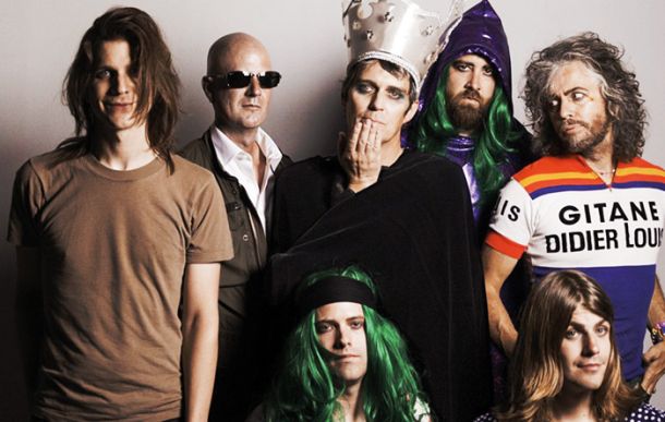 Od plošče o gigantskem dojenčku, ki srka plazove, nismo pričakovali veliko, a Flaming Lips je navdušil z dodelanim albumom, ki spominja na zasedbina najboljša dela.