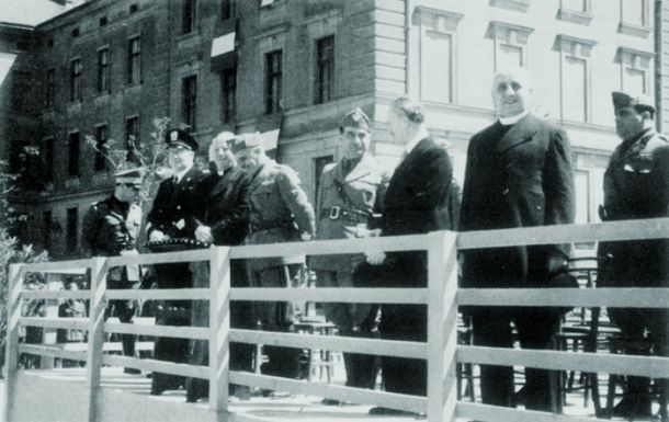Matija Slavič (drugi z desne) na častni tribuni med proslavo ob prazniku sardinskih grenadirjev, 30. 5. 1941 