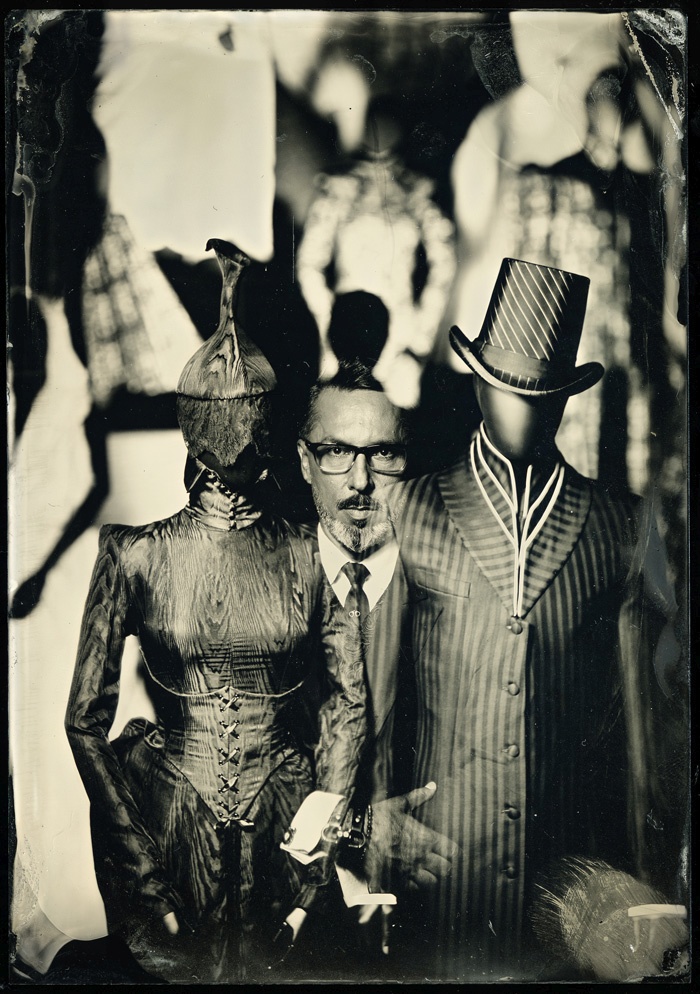 Hranitelj ve, kako samo s kroji in materiali ustvariti magično, skoraj nadzemeljsko vzdušje, za učinek, ki ga želi doseči, pa ni pripravljen privoliti v kompromise čez vsako mero.