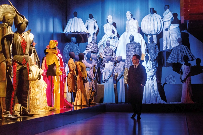 Ko se človek sprehaja med lutkami, oblečenimi v njegove kostume, vstopi v vzporeden svet, kjer se čas ustavi. Bržkone se tridelna retrospektivna razstava ob triintridesetletnici njegovega umetniškega delovanja na ljubljanskem gradu zato imenuje ravno Vzporedni svetovi.