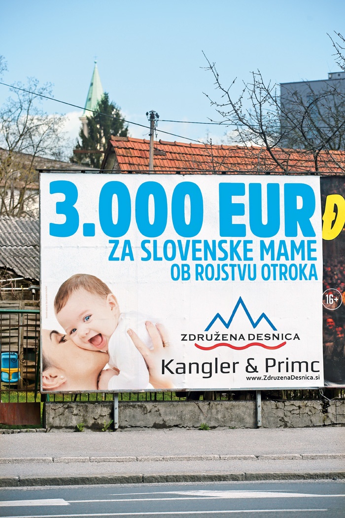 Pred lanskimi volitvami je veliko strank napovedalo ukrepe, ki naj bi spodbudili večjo rodnost. Še najdlje je šla Združena desnica, ki je za vsakega novorojenca obljubljala 3000 evrov, hkrati pa 200 evrov na leto za vsakega otroka do 18. leta starosti ne glede na materialno stanje družine.