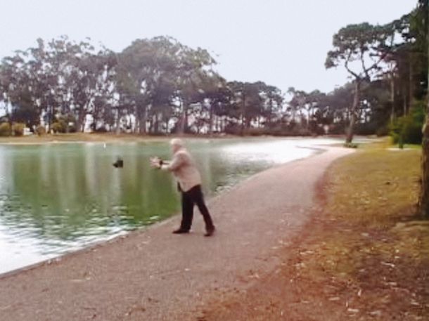 Filmček iz leta 2008, v katerem Mike Gravel vrže kamen v jezero