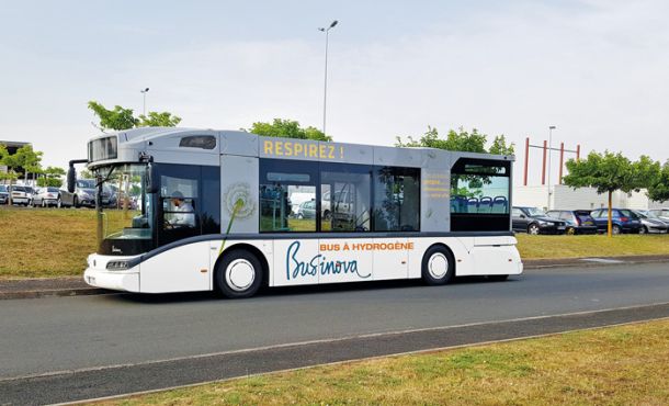 Avtobus na vodik, kakršnega si ogledujejo v Velenju.