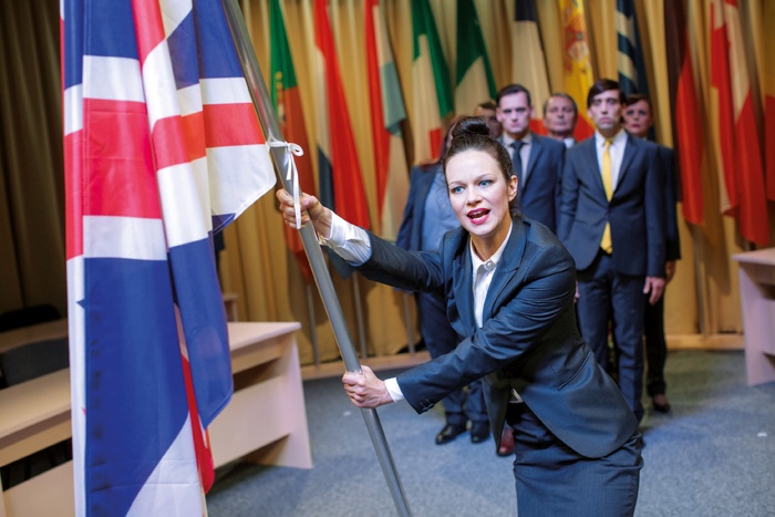 Igralka Nika Rozman v vlogi nekdanje britanske premierke Therese May