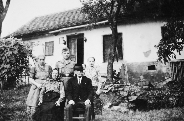 Slovenska viničarska družina iz okolice Maribora, ponosna na sina, med drugo svetovno vojno mobiliziranega v nemško vojsko 