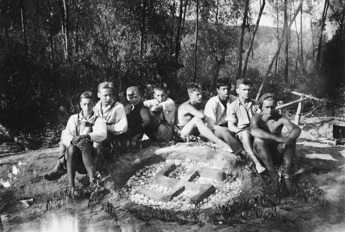 Taborniki-hitlerjeva mladina s Ptuja ob kljukastem križu v Gorci v Halozah, avgust 1935 