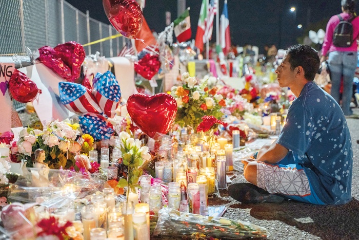 Morilec, ki je v teksaškem El Pasu pobil 22 ljudi, je somišljenike našel v spletni klepetalnici 8chan (na fotografiji žalovanje pred trgovino, v kateri se je zgodil pokol)