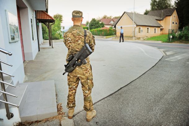 Za lovljenje beguncev na meji sta pristojni vojska in policija 