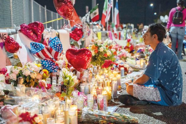 Morilec, ki je v teksaškem El Pasu pobil 22 ljudi, je somišljenike našel v spletni klepetalnici 8chan (na fotografiji žalovanje pred trgovino, v kateri se je zgodil pokol) 